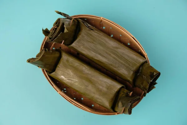 Lontong Içine Silindir Şeklinde Sıkıştırılmış Pirinç Kekinden Yapılmış Endonezya Yemeği — Stok fotoğraf