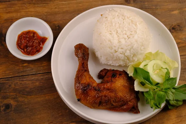 Gegrilltes Huhn Reis Kohl Scheiben Gurken Basilikum Und Chilisoße Indonesisches — Stockfoto