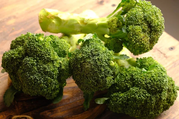 Broccoli Freschi Sul Tavolo Legno — Foto Stock