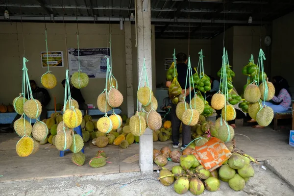 Дуриан Авокадо Кокосы Уличном Рынке Индонезии — стоковое фото