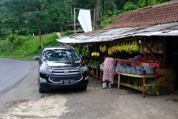 Carro Velho Perto Lojas Frutas Indonésia — Fotografia de Stock