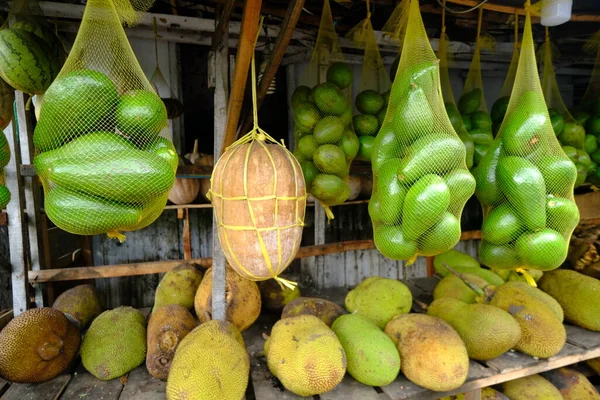 Durian ve avokadolar Endonezya 'da sokak pazarında.