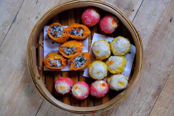 stock image Dim sum dimsum (chinese, hongkong, korean) steamed dumplings in the bamboo steamer.