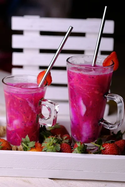 Es Buah Es Teler. Genç hindistan cevizi, ejderha meyvesi, fesleğen tohumu, kavun gibi tropikal meyvelerin taze bir karışımı. Bu içecek Endonezya 'da popülerdir.