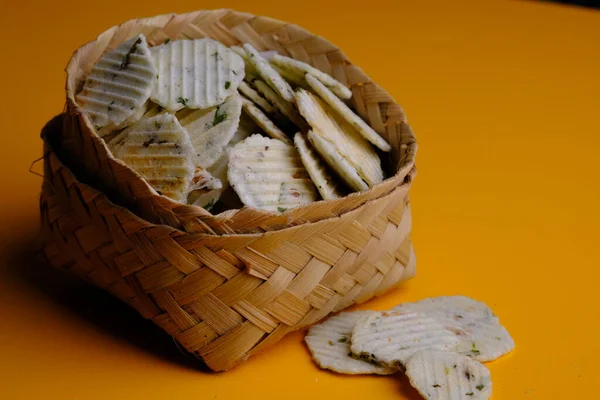 Kue Gapitは タピオカ粉 小麦粉 ピーナッツ チーズ エビから作られているチレボン 西ジャワ州の伝統的なスナックです インドネシア料理 竹籠やべっ甲を織ったもの — ストック写真