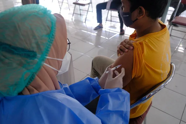Yogya Indonesië September 2021 Covid Vaccinatie Yogyakarta Arts Injecteert Het — Stockfoto