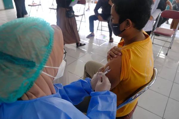 인도네시아의 Yogya 2021 카르타 Covid 의사가 환자에게 백신을 주사하고 있습니다 — 스톡 사진