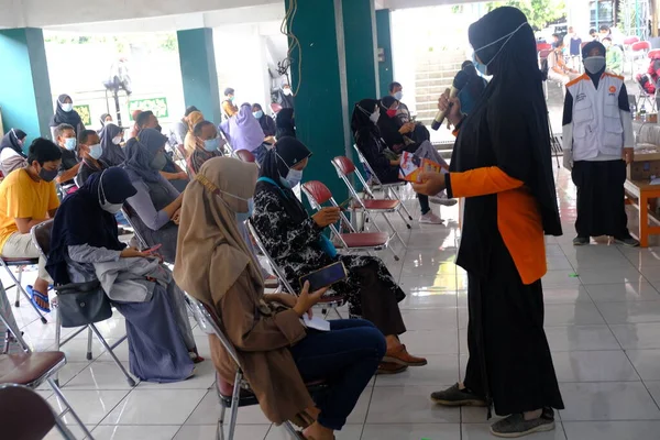 인도네시아 2021 코로나 바이러스가 유행하는 캠퍼스의 분위기에 학생들 강사들은 성으로부터 — 스톡 사진