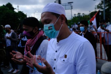 Yogya, Endonezya. 21 Mayıs 2021 'de İsrail' in Yogyakarta 'da Filistin' e karşı askeri saldırı gösterileri. Göstericiler, Filistin 'e destek olmak amacıyla Endonezya Filistin eşarpları takıyorlardı.