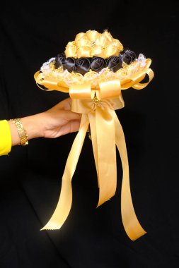 Güzel bir buket gül elinde siyah arkaplanda