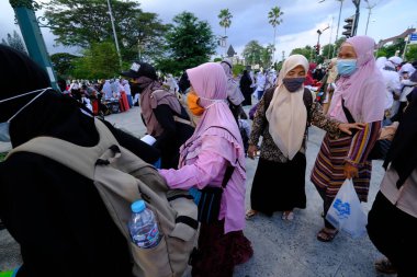 Yogya, Endonezya. 21 Mayıs 2021 'de İsrail' in Yogyakarta 'da Filistin' e karşı askeri saldırı gösterileri. Göstericiler, Filistin 'e destek olmak amacıyla Endonezya Filistin eşarpları takıyorlardı.