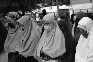 Yogya, Endonezya. 21 Mayıs 2021 'de İsrail' in Yogyakarta 'da Filistin' e karşı askeri saldırı gösterileri. Göstericiler, Filistin 'e destek olmak amacıyla Endonezya Filistin eşarpları takıyorlardı.