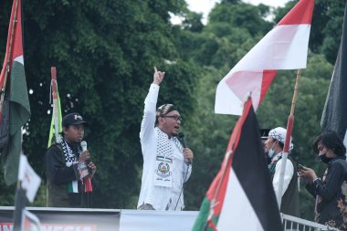 Yogya, Endonezya. 21 Mayıs 2021 'de İsrail' in Yogyakarta 'da Filistin' e karşı askeri saldırı gösterileri. Göstericiler, Filistin 'e destek olmak amacıyla Endonezya Filistin eşarpları takıyorlardı.