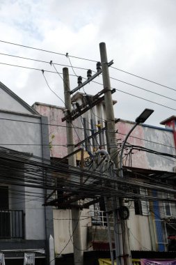 Malang, Endonezya. 27 Aralık 2022 elektrik kablosu ve direkleriyle karışmış. Büyük şehirlerdeki elektrik şebekeleri. Kabel Dinrik. PLN. Haberleşme kabloları.