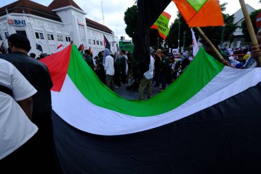 Yogya, Endonezya. 21 Mayıs 2021 'de İsrail' in Yogyakarta 'da Filistin' e karşı askeri saldırı gösterileri. Göstericiler, Filistin 'e destek olmak amacıyla Endonezya Filistin eşarpları takıyorlardı.