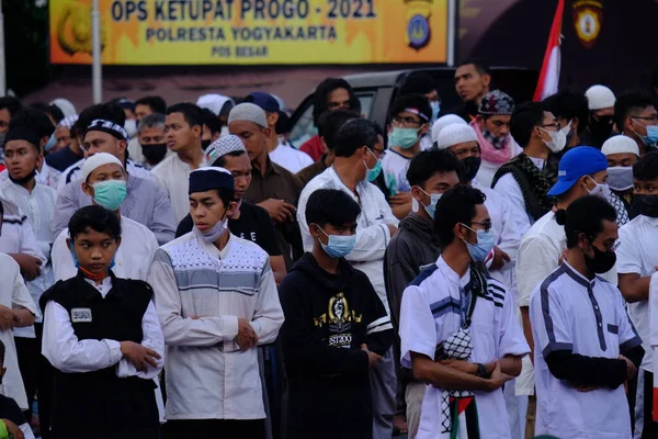 Yogya Indonesia 2021年5月12日 在Covid 19大流行期间举行的开斋节祈祷会 所有的礼拜者都必须戴上面具 与其他礼拜者保持距离 — 图库照片