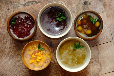 Bubur kacang ijo (mung bean), bubur jagung Mutiara (corn), bubur ketan hitam (black rice), bubur biji salak (sweet patatoe) gibi geleneksel Endonezya lapası çeşitleri. Endonezya yemekleri.