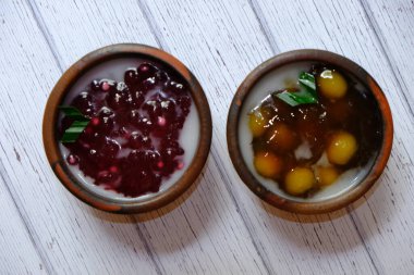 Bubur Mutiara, hindistan cevizi sütlü sago mutiara lapası, Bubur Biji Salak, ahşap masada tatlı patates lapası. Endonezya geleneksel lapası