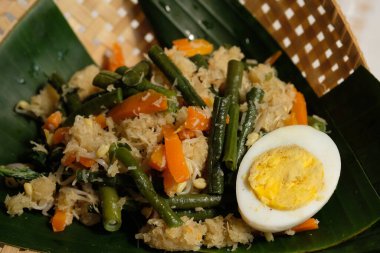 Urap Gudangan haşlanmış sebzelerden oluşan tipik bir Endonezya yemeğidir; ıspanak, uzun fasulye, fasulye filizi, dilimlenmiş havuç ve baharatlı ve haşlanmış hindistan cevizi vardır. Endonezya yemekleri.