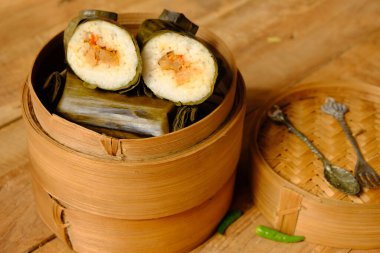 Arem-arem, Endonezya 'da geleneksel olarak et, tavuk ve tempeh dolgulu lezzetli pirinçten yapılır. Endonezya yemeği. Bambu buharlı vapurla servis edilmiş. Yogyakarta 'dan yemek