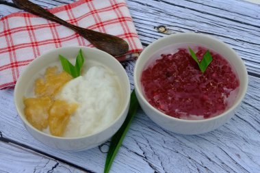 Bubur Sumsum Bubur Mutiara. Endonezya 'nın geleneksel lapası. Pirinç unu, hindistan cevizi sütü, esmer şeker. Cava yemeği. Endonezya yemekleri.