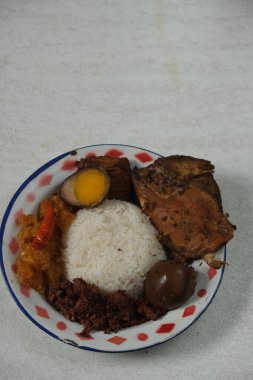 Nasi Gudeg Krecek, işlenmiş taze kaya meyvesi, hindistan cevizi sütü, baharat, tofu, yumurta ve tavuktan yapılan pirinç ve rehberdir. Yogyakarta spesyalleri. Endonezya yemeği. Muz yapraklarıyla servis edilir..