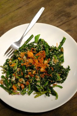 Lawar Bali haşlanmış yeşil sebzedir, ıspanak, uzun fasulye, papaya yaprakları vardır, bunlar rendelenmiş hindistan cevizi baharatlarıyla tatlandırılmıştır. Kızarmış arpacık soğanı serpiştirilmiş beyaz bir seramik tabakta servis edilir..