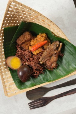 Gudeg krecek, genç Jackfruit, yumurta, tavuk, hindistan cevizi sütü, esmer şeker ve baharattan yapılan geleneksel bir Yogyakarta yemeğidir. Örgü bambu ve muz yaprağı kabında servis edilir. Endonezya yemekleri.