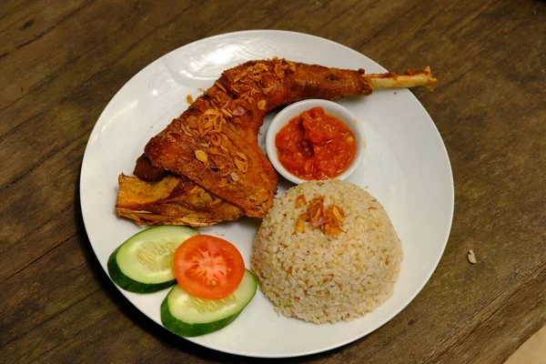 Ayam Bakar Ayam Panggang Nasi Irisan Kubis Mentimun Kemangi Dan — Stok Foto