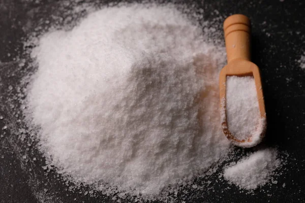 食盐是一种能使它尝起来咸咸的矿物质 常用的食盐是由海水产生的氯化钠 Nacl — 图库照片