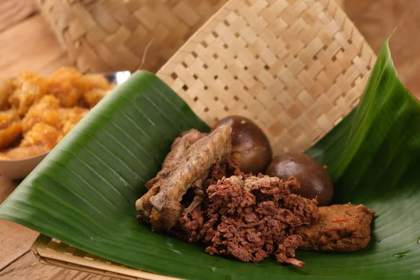 구데크 닭고기 코코넛 향료로 전통적 카르타 음식이다 대나무 바나나 그릇에 — 스톡 사진