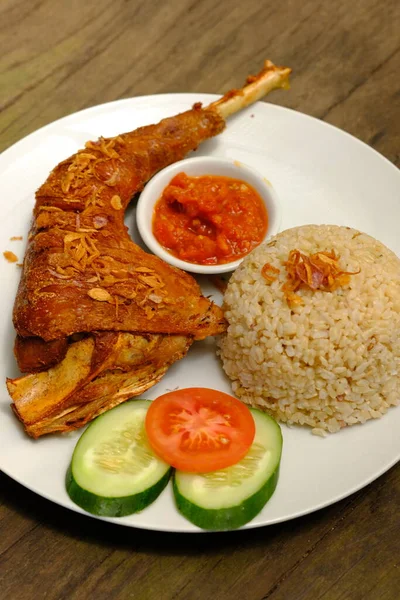 Ayam Goreng Frango Frito Indonésio Servido Com Arroz Integral Legumes — Fotografia de Stock