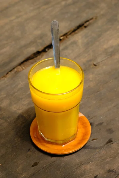 Jus Mangga Succo Mango Bicchiere Trasparente Servito Tavolo Legno Rustico Foto Stock