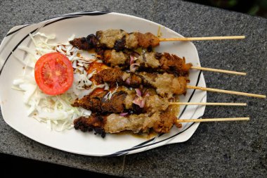 Kızarmış tavuk, sebze ve salata.