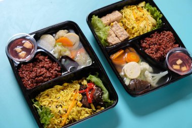 Sağlıklı yemek bento ile esmer pirinç, omlet sebze mısır çorbası, tempeh ve meyve jölesi. Diyet kilo verme programı için. Plastik bir kapta sağlıklı yemek menüsü. yemek menüsü diyeti.
