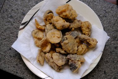 Arka planda kızarmış et