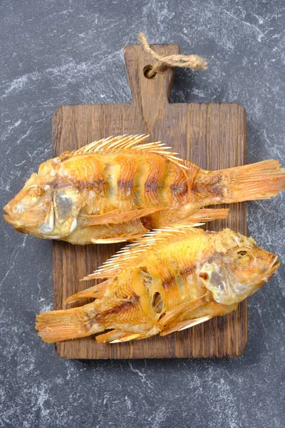 Ikan Nila Goreng Pesce Tilapia Fritto Tagliere Legno Teak Marrone — Foto Stock
