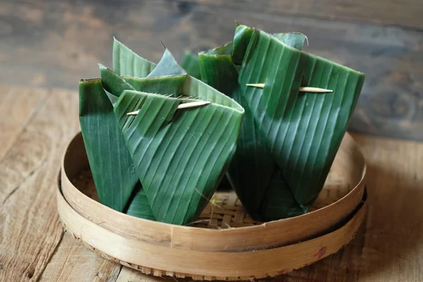 Banan Pozostawia Opakowanie Tkanym Pojemniku Bambusowym Niektórych Krajach Azjatyckich Pakowania — Zdjęcie stockowe