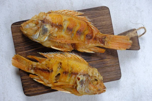 Ikan Nila Goreng Pescado Tilapia Frito Una Tabla Cortar Madera —  Fotos de Stock