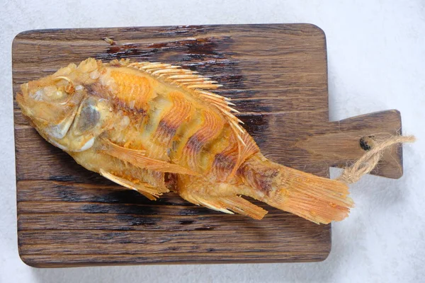 Ikan Nila Goreng Pesce Tilapia Fritto Tagliere Legno Teak Marrone — Foto Stock