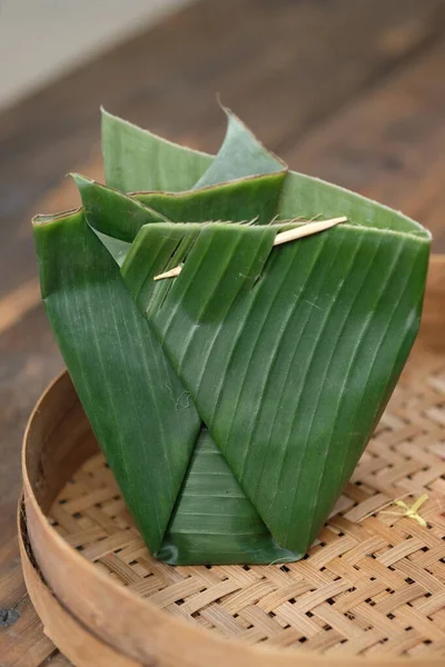 Bananowy Opakowanie Liść Tkany Bambusowy Pojemnik Niektórych Krajach Azjatyckich Pakowania — Zdjęcie stockowe