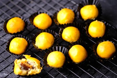 Masa arkasında meyveli tartlar