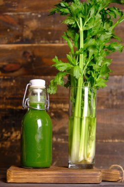 Jus Seledri. Temiz şişede kereviz suyu. 