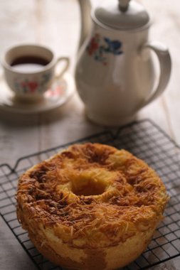 Masa arkasında çay olan ev yapımı turta.