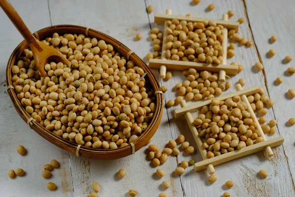 Kacang Kedelai. Soya fasulyesi, Doğu Asya 'da süt, soya sosu, tofu ve tempeh gibi birçok yiyeceğin temel bileşenidir. Glisin maksimum. Tahta kasede soya fasulyesi.