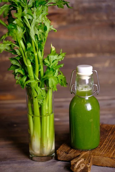 Jus Seledri. Temiz şişede kereviz suyu