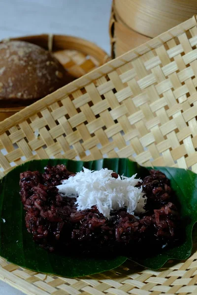 Ketan Hitam 은튀긴 끈적끈적 인도네시아 음식이며 그위에 과으깬 코코넛을 뿌린다 — 스톡 사진