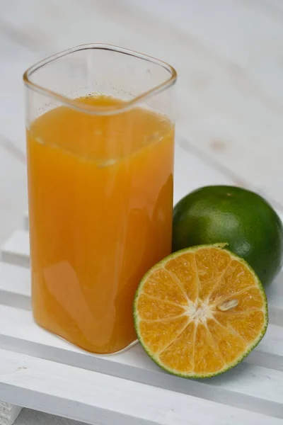 Sinaasappelsap Gemaakt Van Verse Geperste Sinaasappelen Een Mandarijn Verse Vruchtendrank — Stockfoto