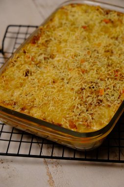 Schotel makarnası, makarna, yumurta, süt, sosis, peynir ve fırında pişirilen baharatlardan yapılan bir yemektir. Makarna, İtalya 'dan gelen bir yemektir. Tabak siyah mermer masada. en üstteki görünüm.