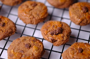 Kue Kering Lebaran. Çikolata parçalı kurabiyeler genellikle bayram ve Noel 'de servis edilen bir kektir. Çikolata, buğday unu, yumurta, şeker ve sütten yapılır..